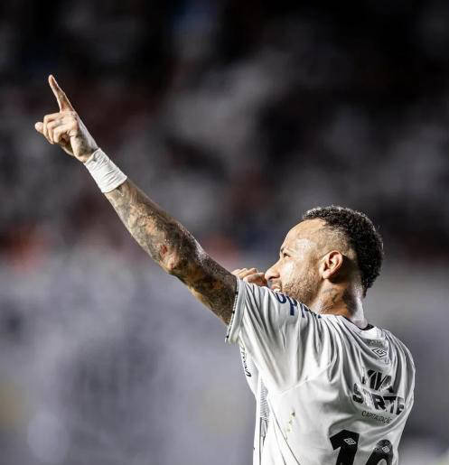 关于内马尔迎来七赛季出色发挥，美国队观众热烈欢呼！比赛高潮迭起的信息